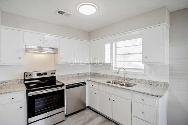 Foto del edificio - HOLIDAY SPECIAL! SIGN A LEASE BY NOVEMBER ...