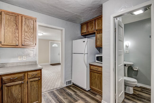 Building Photo - 616 Davis Ave