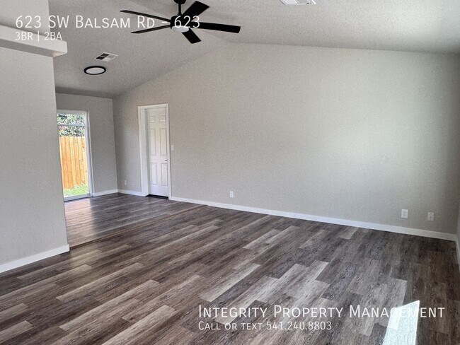 Foto del edificio - 623 SW Balsam Rd