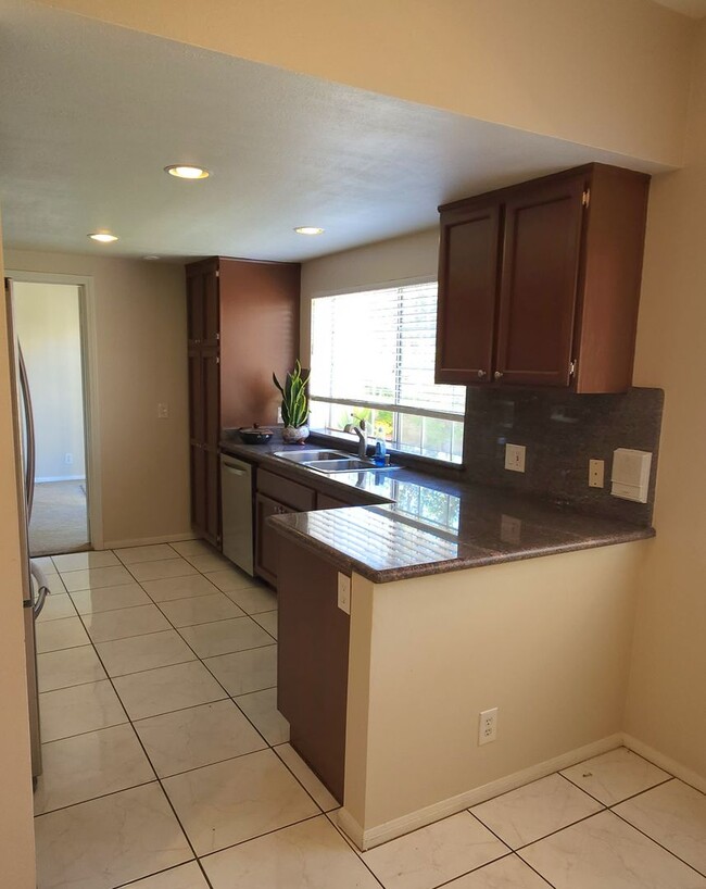 Foto del edificio - Amazing 2 story 4 bedroom home in Simi Valley with easy convenience to the freeway!