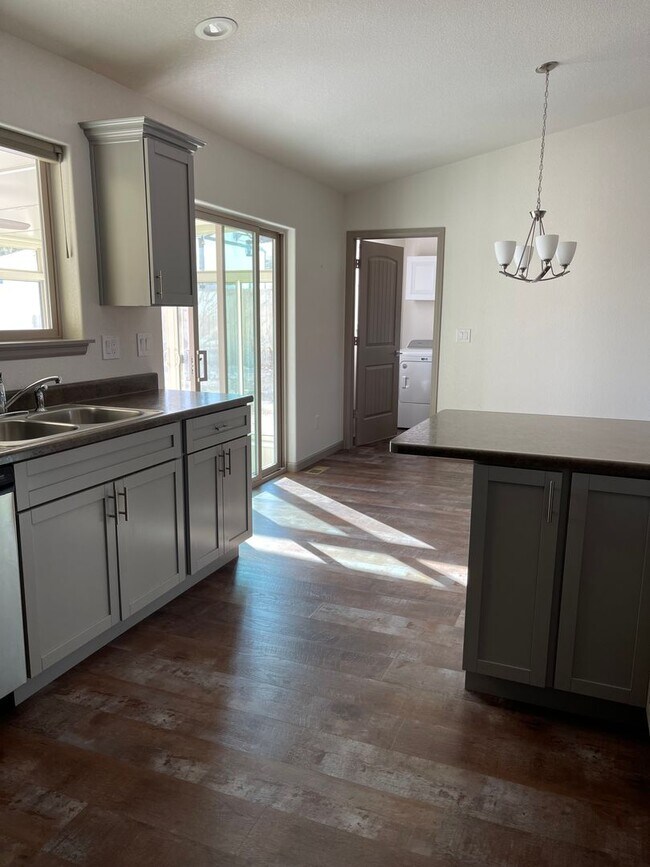 Foto del edificio - 3 Bedroom 2 Bath With a 2 car garage