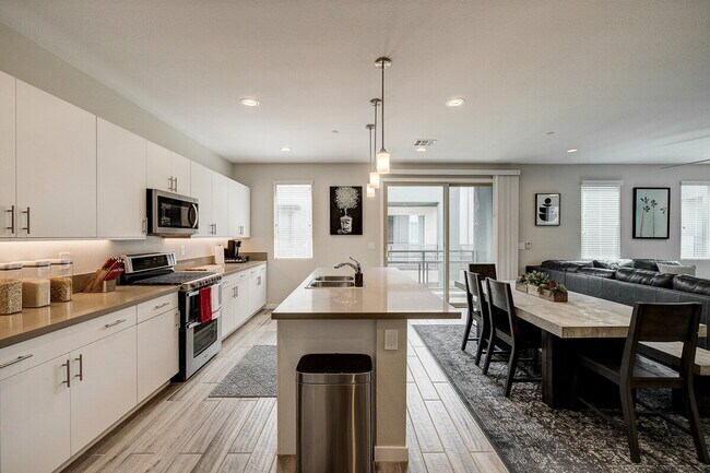 Foto del edificio - Resort-style living in a fully furnished, sleek & modern 2-bdrm unit in Summerlin.
