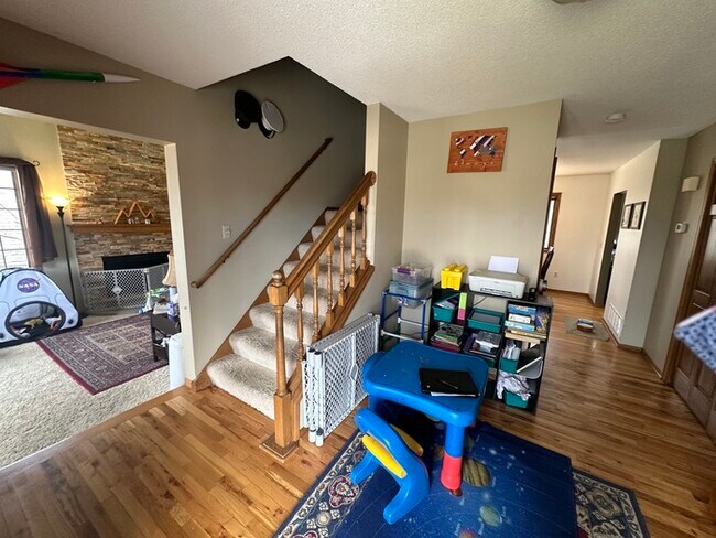 Building Photo - Beautiful 3 bedroom, 3 bathroom Home in Li...