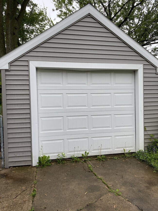 Building Photo - 1413 32nd St NE