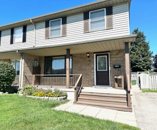 Photo du bâtiment - 3 Bedroom Semi-Detached Home for Rent in St. Thomas, Ontario | Finished Basement | Fenced Yard