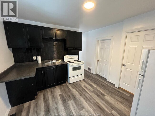 Photo du bâtiment - 1063 Henry Ford Centre Dr