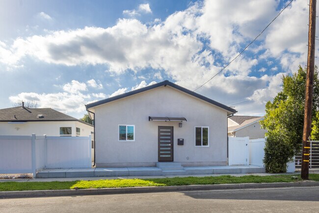 Foto del edificio - 6381 Newcastle Ave