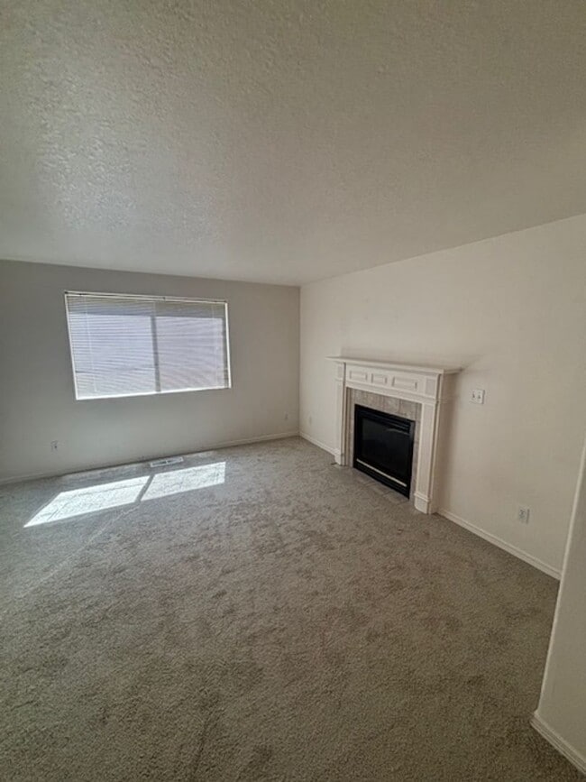 Building Photo - 4 Bed 2.5 Bath in Hillsboro