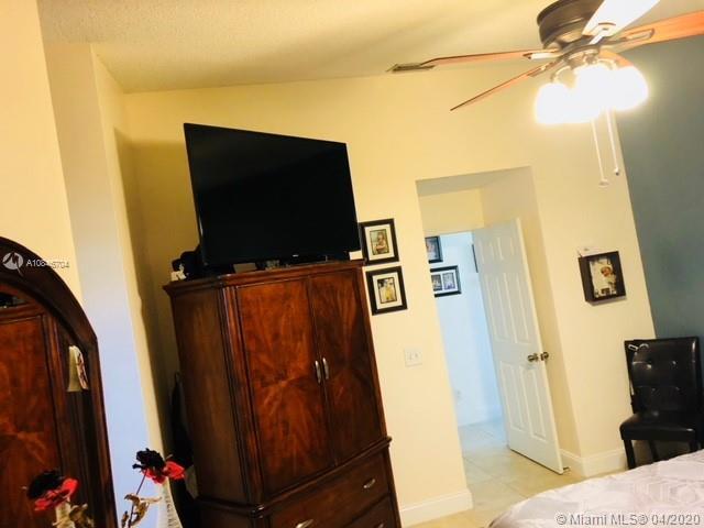 Foto del edificio - 20880 NW 1st St