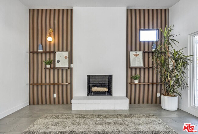 Foto del edificio - 547 N Farrell Dr
