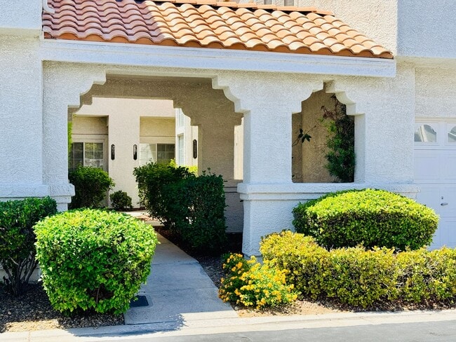 Building Photo - BEAUTIFUL 2 STORY TOWNHOME LOCATED IN THE SOUTHWEST!