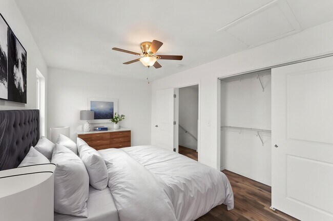 Foto del edificio - Falcon Place Townhomes