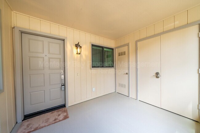 Foto del edificio - 250 Forest Ridge Rd