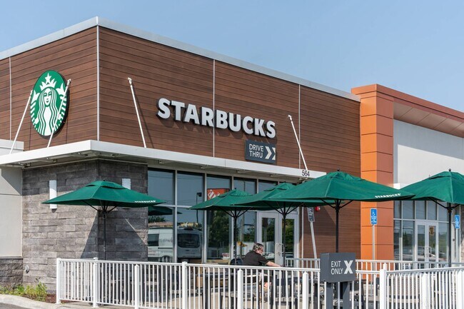 Starbucks a pocos metros de Slade Farm con terraza: café matutino en menos de tres minutos. - Slade Farm Residences