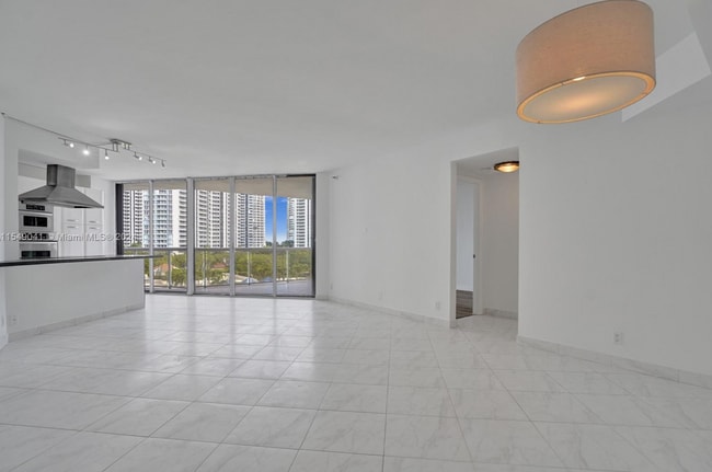 Building Photo - 1000 Parkview Dr