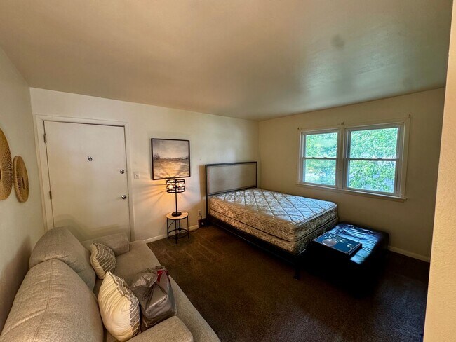 Building Photo - Top Floor Furnished Studio Apartment – All Utilities Included!