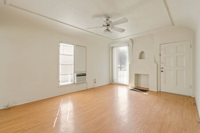 Building Photo - 320 N Glendora Ave