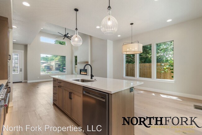 Building Photo - 3 br, 2.5 bath House - 2121 34th St