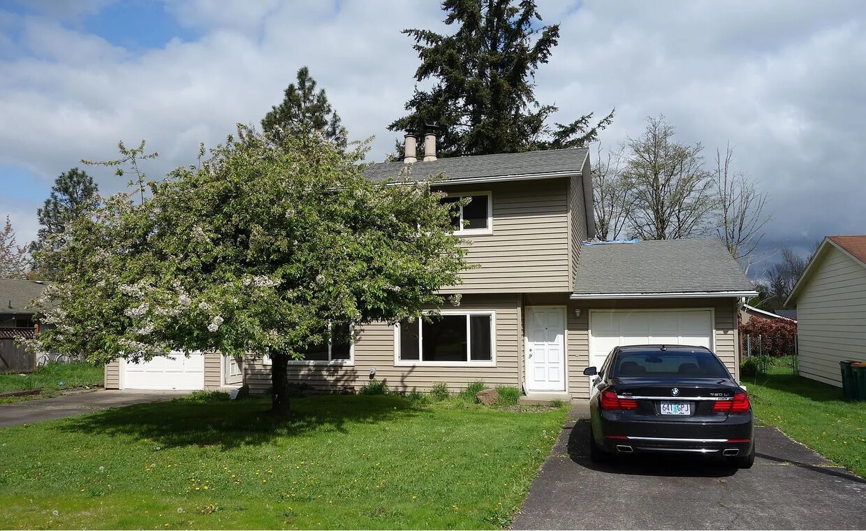 Front of Duplex - 23665 NE Shannon St