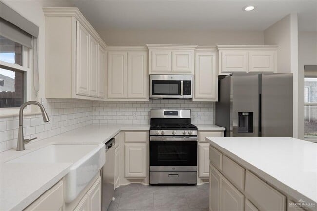 Building Photo - 11 N Plumbago Ave