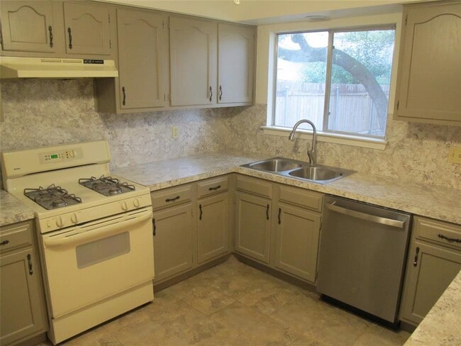 Foto del edificio - 4206 Harcourt Dr