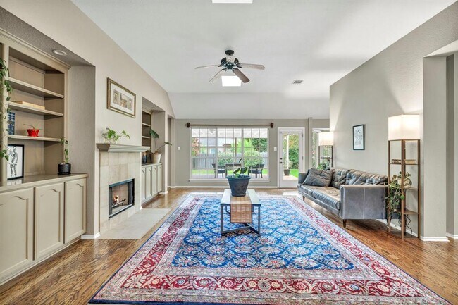 Foto del edificio - 8121 Forest Heights Ln