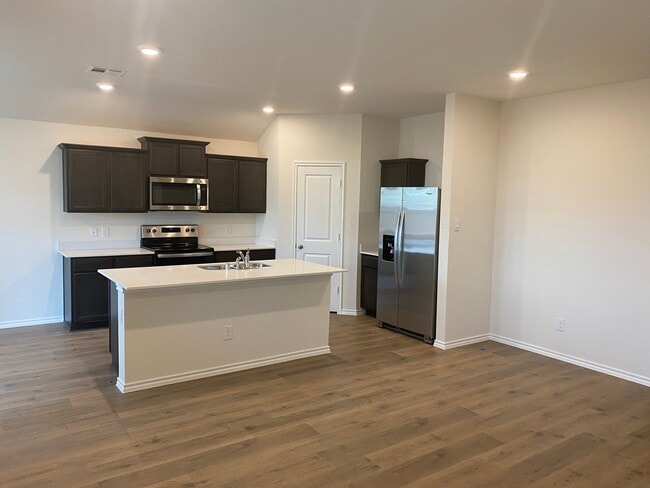 Building Photo - 1008 Hidden Vly Dr