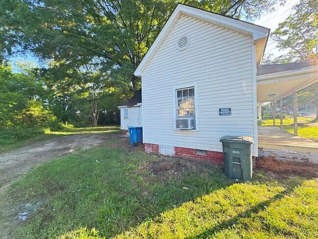 Building Photo - 2Bd/2BA House on MLK close to Ennis Renova...