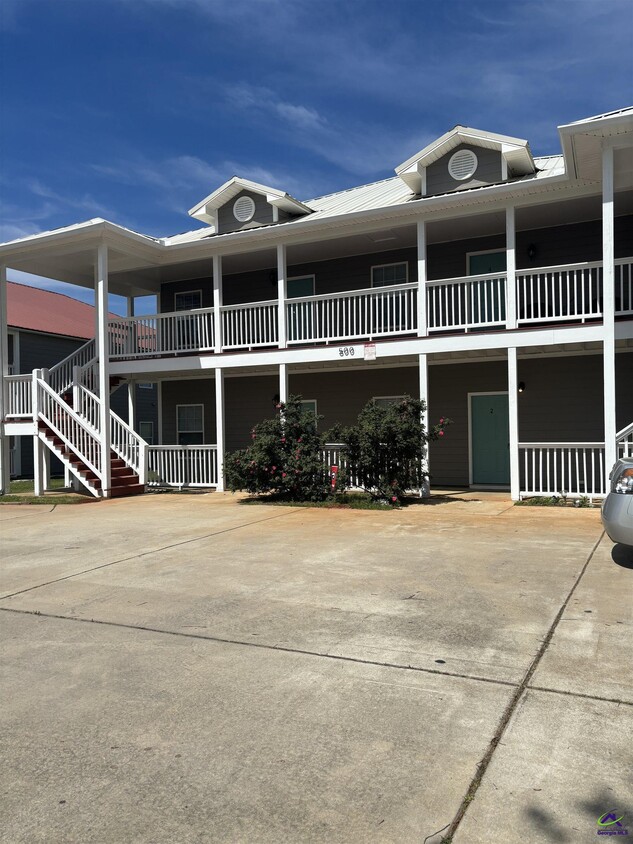 Primary Photo - 500 Club Villa Court