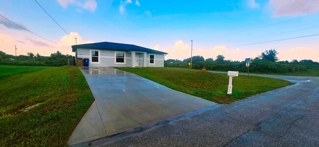 Foto del edificio - Great SW Location-Three Bedroom -two bath