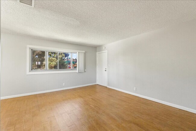 Foto del edificio - Beautiful Two Bedroom Apartment Minutes Aw...