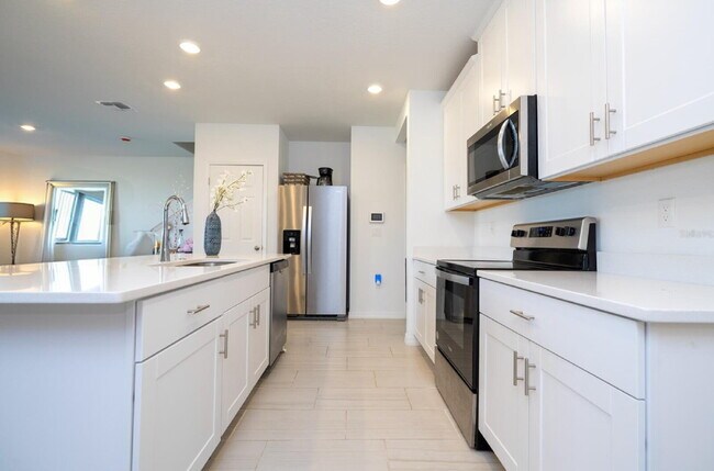 Foto del edificio - "Charming 3-Bed Townhouse in St. Cloud with Spacious 1,560 Sq Ft Layout and Modern Comforts!"