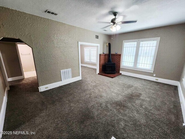 Foto del edificio - 1470 E 13th St