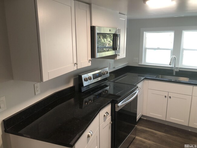 Foto del edificio - 465 E 7th St
