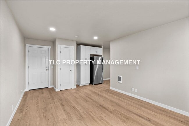 Building Photo - 227 S 6th St