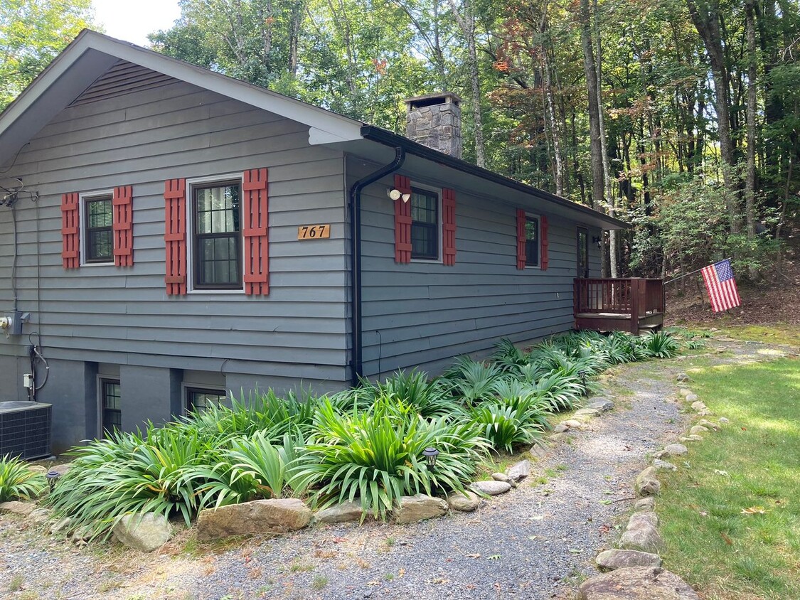 Primary Photo - 767 Hawk Ridge Road