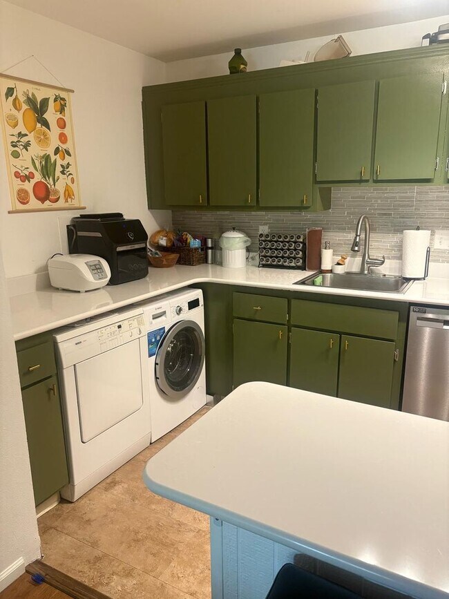 Building Photo - 2 Bedroom Condo for Rent at Remington Post.