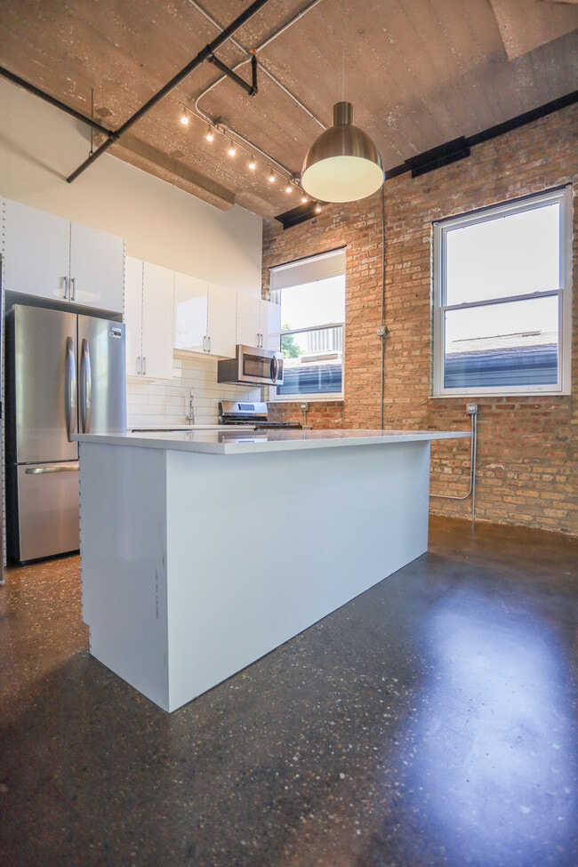Building Photo - 4046 N Hermitage Ave