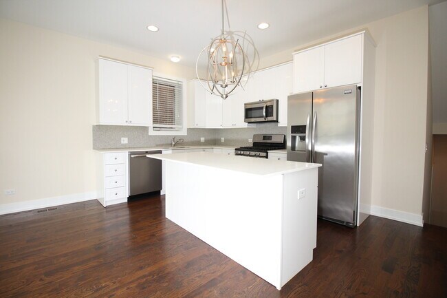 Foto del edificio - 3643 W Montrose Ave