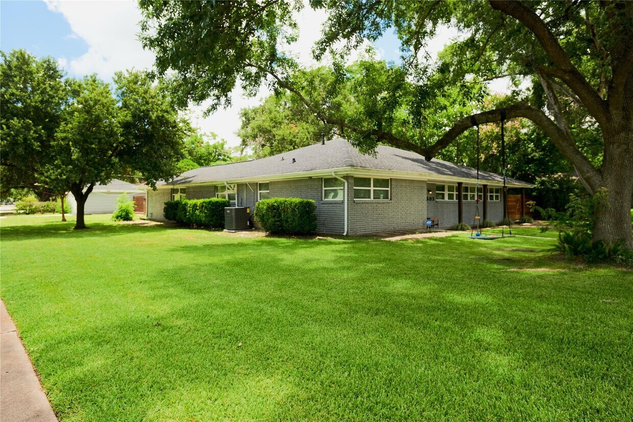 Foto principal - 5503 W Bellfort Ave