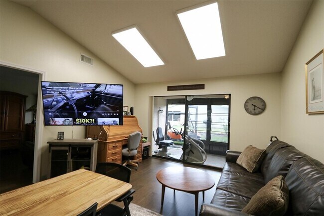 Foto del edificio - 323 Knottwood Ct