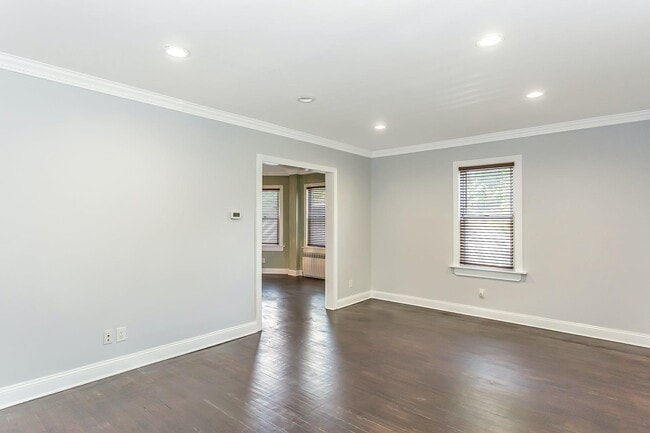 Building Photo - 10 Dosoris Way