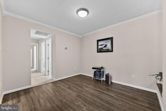 Building Photo - 11240 Chestnut Grove Square