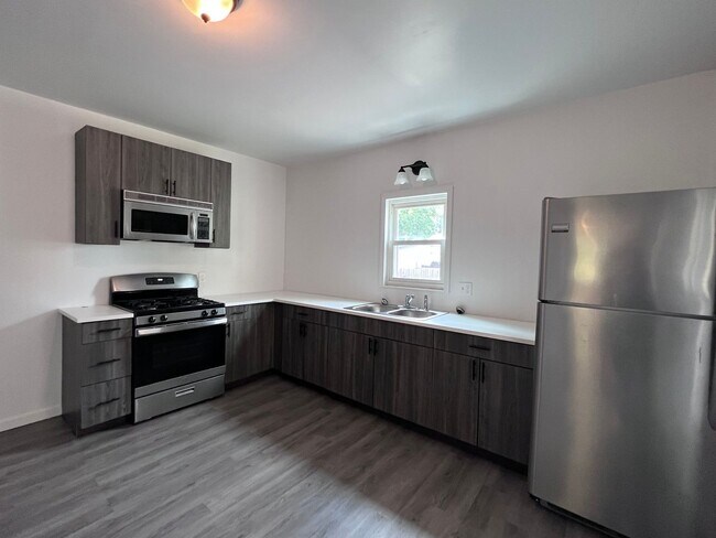 Foto del edificio - Single Family Home - Three Bedroom - Laund...
