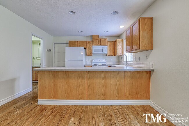 Building Photo - 2112-2114 E McLoughlin Blvd