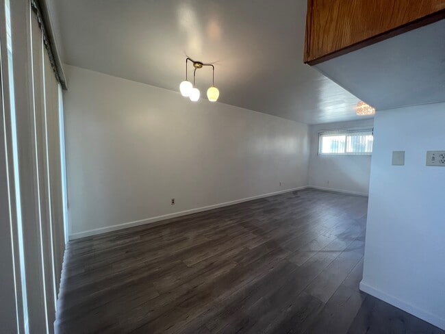 Building Photo - 915 N Stoneman Ave