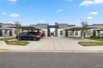 Building Photo - 17 S Colt Ln