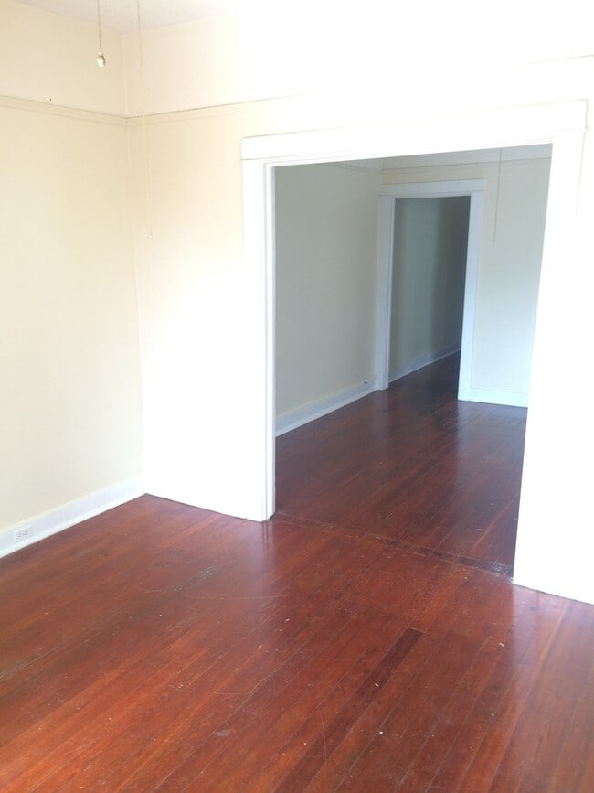 Building Photo - 2BD/1BA, Off Street Parking!