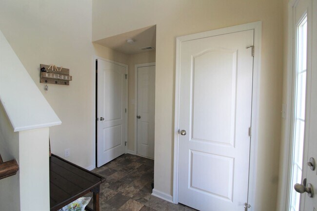Building Photo - 3 br, 2 bath House - 111 Summers Ridge Road