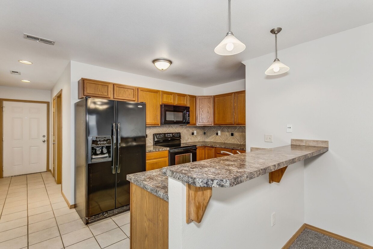 Foto principal - Spacious 3 bedroom 1 1/2 bath townhouse in...